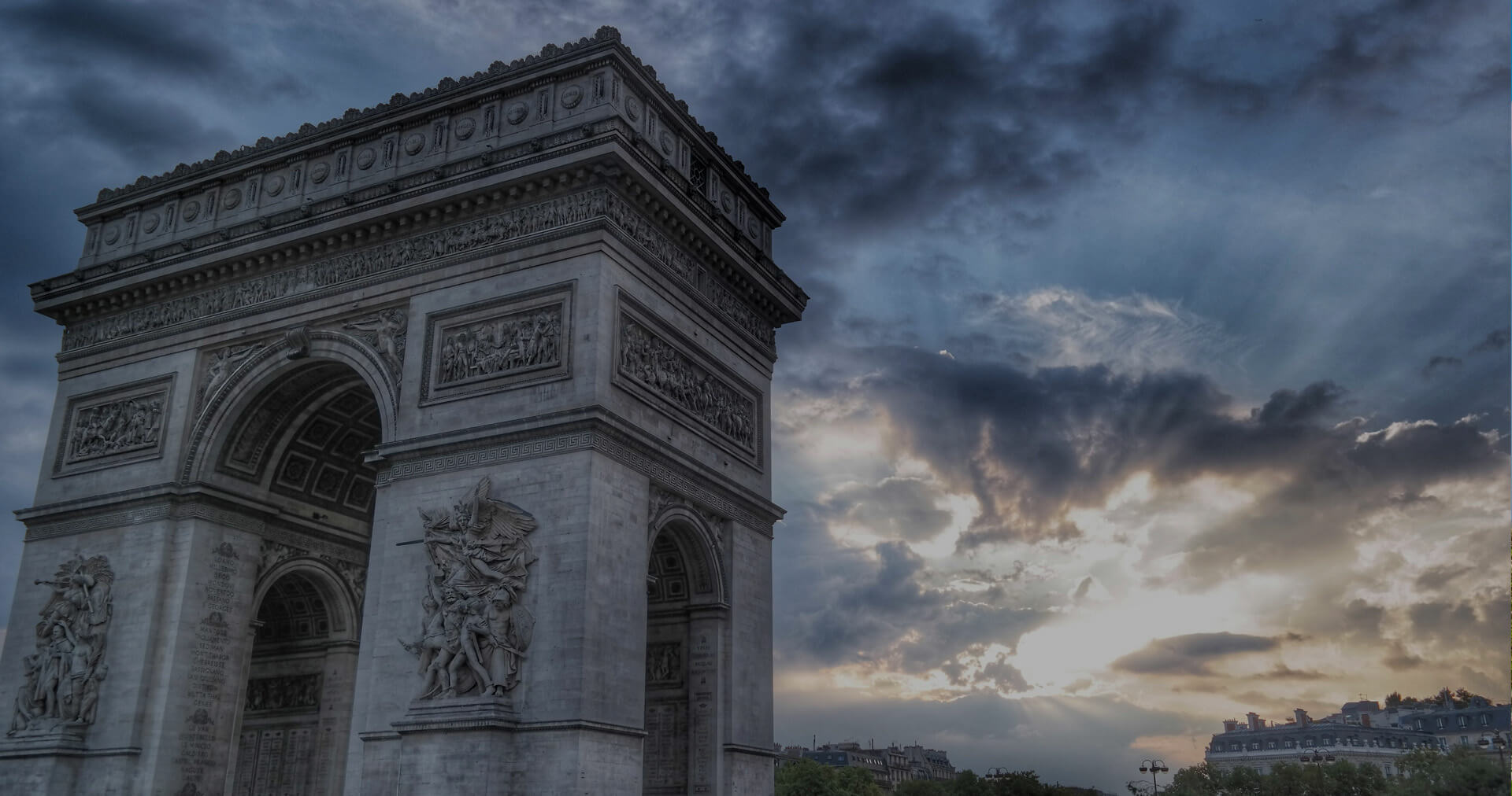 Menuisier Paris 8ᵉ : Sur-mesure d’exception entre élégance haussmannienne & modernité parisienne